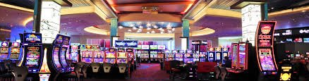 Antarmuka Live Dealer di aplikasi mobile winslot303 menampilkan meja blackjack, roulette, dan baccarat